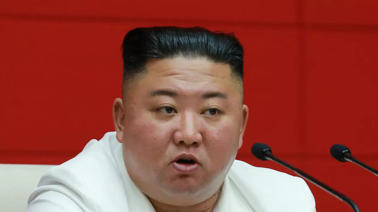Blugii rupți și mulați, interziși în Coreea de Nord de Kim Jong Un