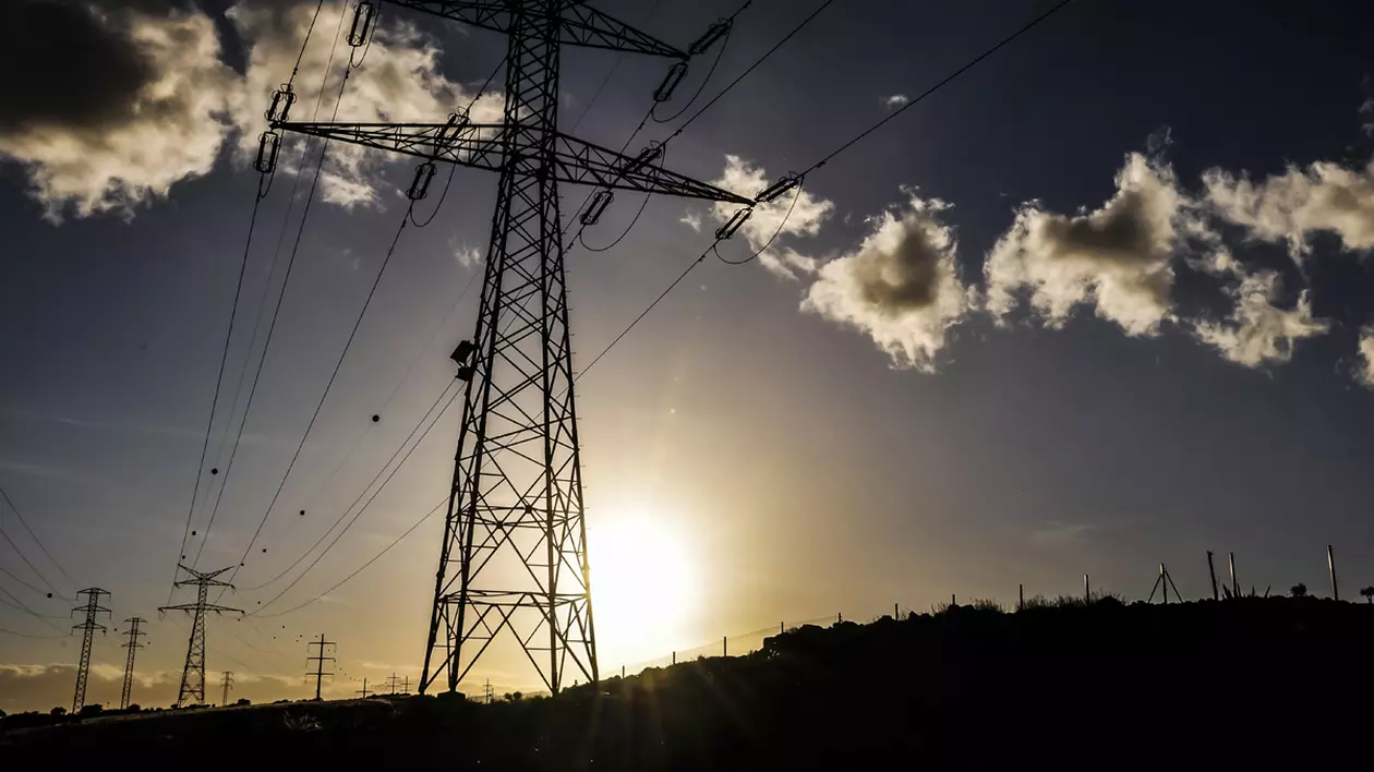 Un consumator acuză că oferta cea mai bună primită de la Electrica este de fapt o scumpire cu 13% a energiei. Linii aeriene electrice