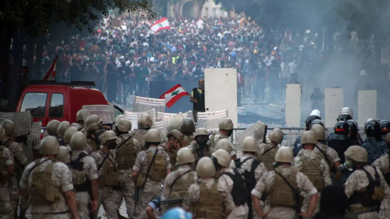 Proteste violente au avut loc sâmbătă în Beirut. Oamenii au cerut înlăturarea guvernului FOTO: EPA