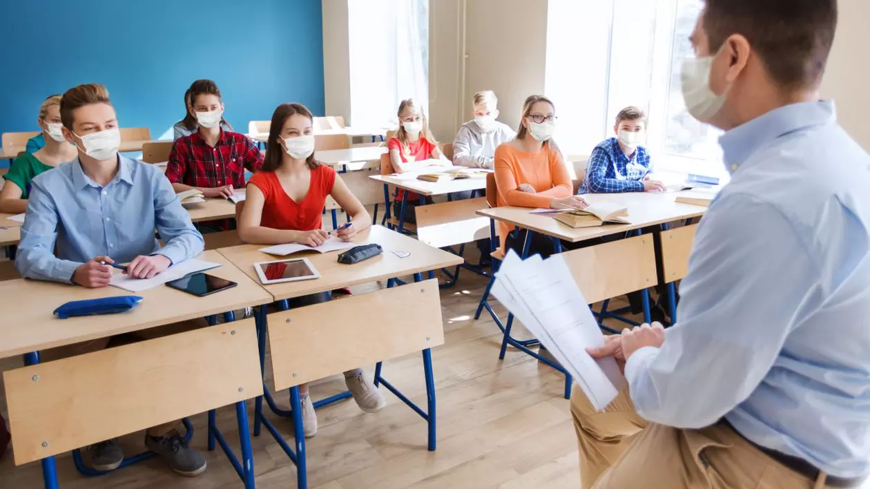 Adolescenții transmit COVID-19 la fel ca adulții, chiar dacă fac forme mai ușoare ale bolii. Ce înseamnă asta pentru redeschiderea școlilor?