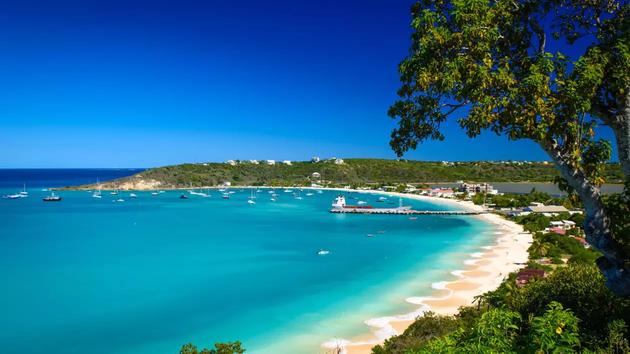 Angajații care lucrează online sunt invitați să se mute 1 an pe insula Anguilla din Caraibe