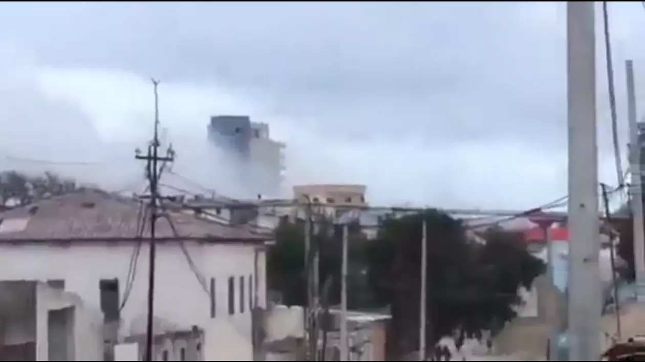 VIDEO Atac la un hotel din Mogadishu, după explozia unei mașini-capcană. Cel puțin 5 morți