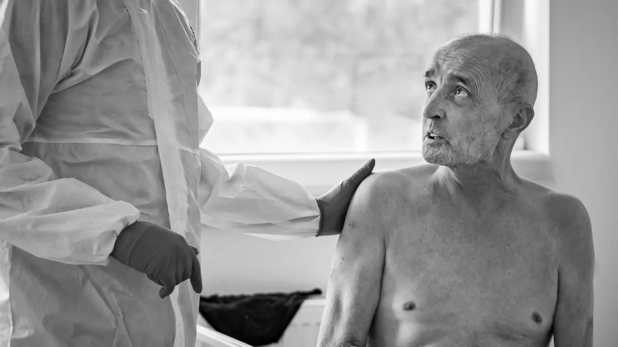 REPORTAJ | În Secţia COVID a Spitalului Judeţean Arad, medicii şi pacienţii împart şi responsabilitatea, şi teama în faţa bolii: „Ne-am dat curaj unii altora!”