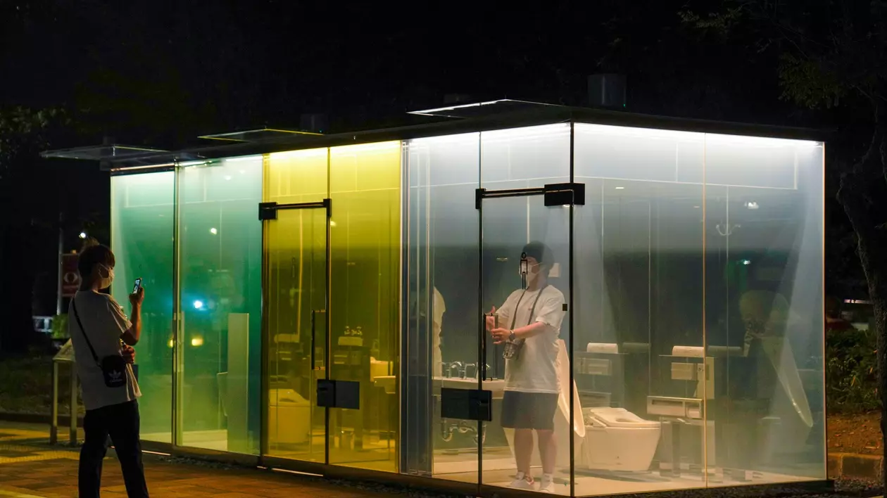 FOTO. Cum arată WC-urile transparente realizate de japonezi. Ce pot vedea de afară trecătorii