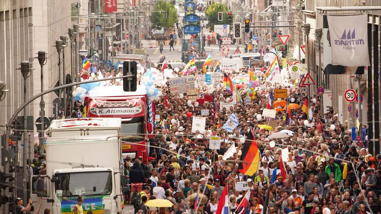 Mii de oameni s-au strâns la Berlin, la protestul contra măsurilor de restricție. Poliția germană a intervenit și a oprit manifestația