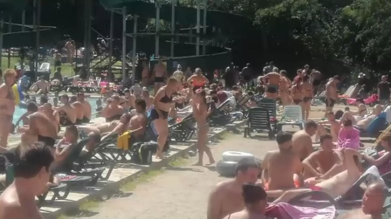 Umăr la umăr la piscinele din vestul țării. Turiștii s-au înghesuit și pe munte