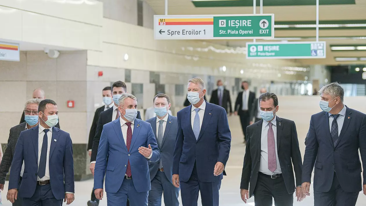 Festivismul de partid și de stat. De ce a ales Klaus Iohannis să călătorească astăzi pentru prima dată cu metroul în București