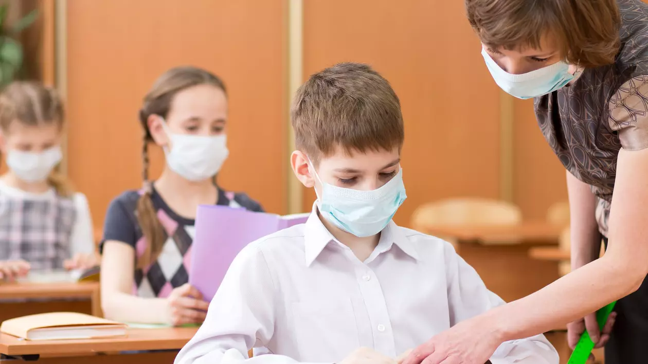 Ziua începerii școlii. Sindicatele profesorilor spun că, din 220.000 de dascăli, 50.000 au peste 60 de ani și suportă riscuri mari dacă vor lua virusul﻿