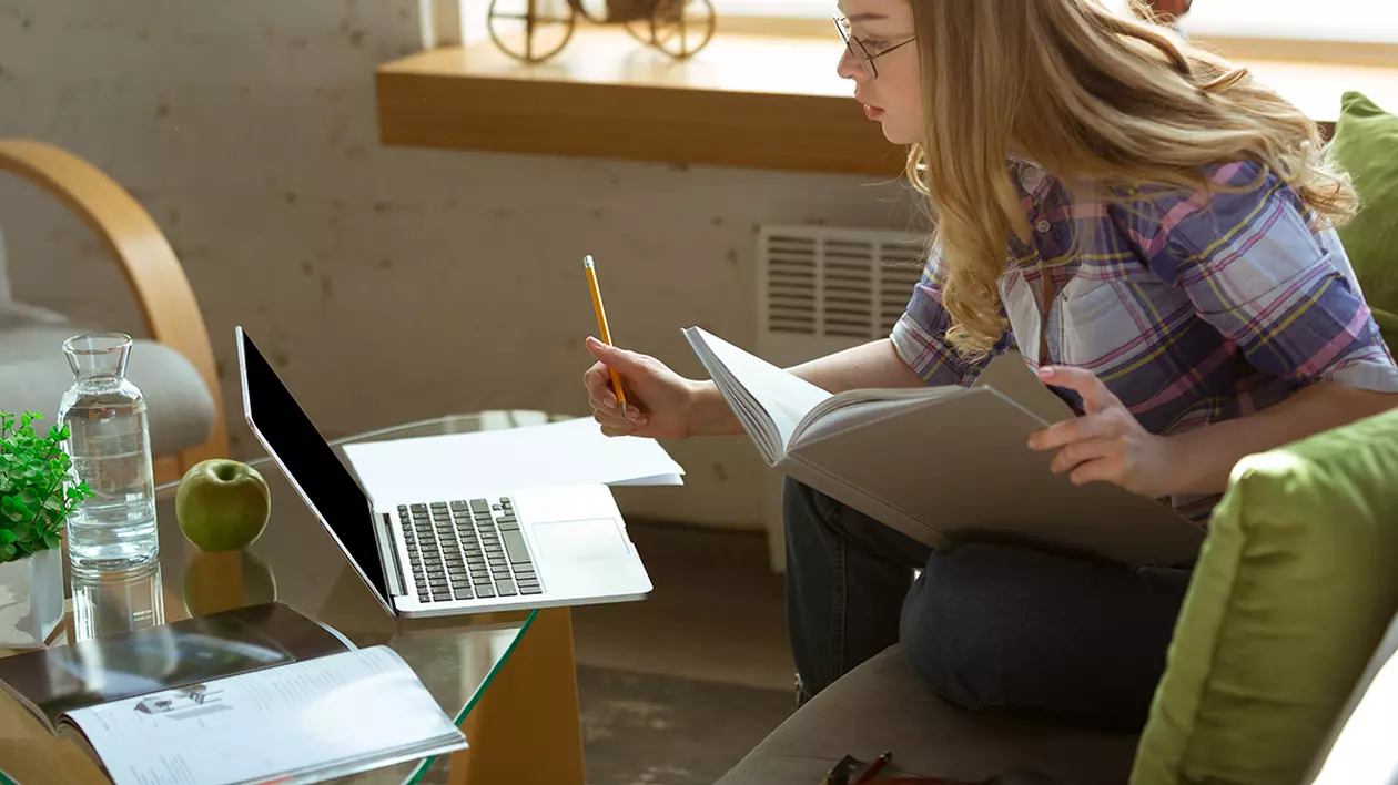 Bunica unui eleve, salvată de profesoară în timpul orei online. „Am observat că vorbea foarte greu”