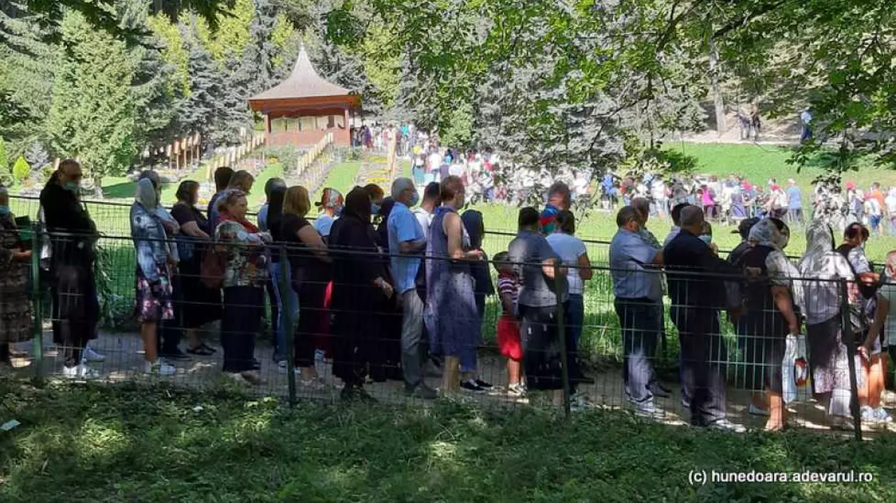 VIDEO | Mii de oameni, mulți fără măști, înghesuiți la coadă la mormântul lui Arsenie Boca de la Prislop