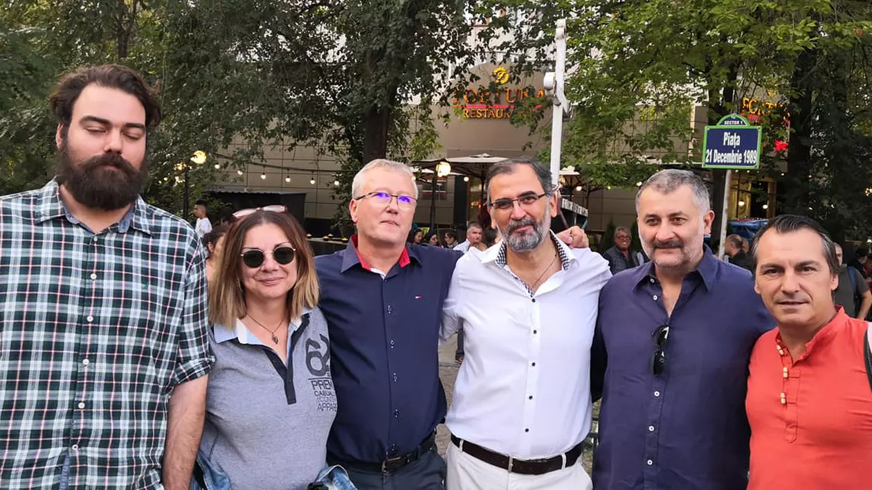 Mîndruţă, acid la adresa lui Cristi Puiu şi a lui Carmen Tănase, după participarea lor la protestul anti-mască: ”Și oamenii inteligenți pot fi convinşi să se poarte iraţional”