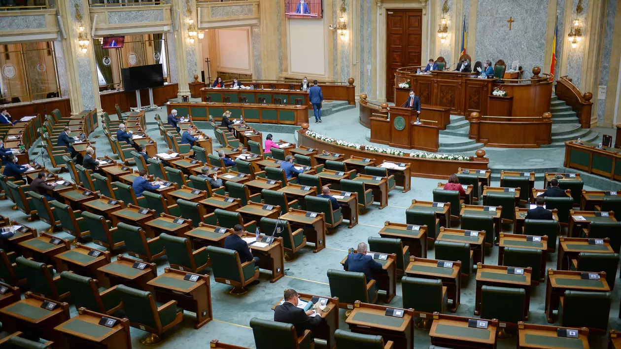 Parlamentul schimbă legea ANCOM, instituția care face licitația 5G. USR și PNL acuză crearea de sinecuri politice. Senatul României