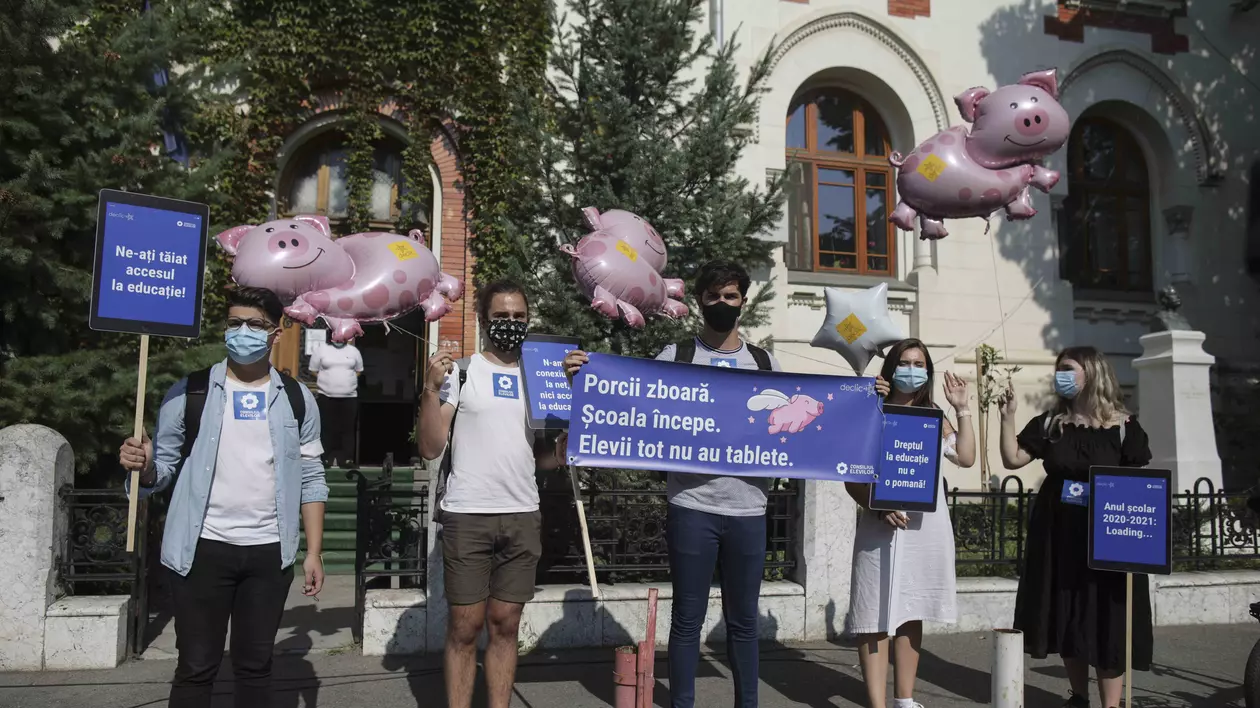 Elevii, protest cu “porci zburători” în fața Ministerului Educației, în prima zi de școală. Ce nemulțumiri au