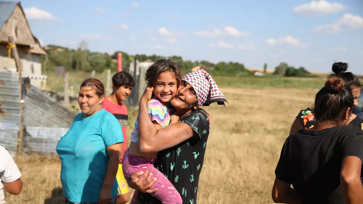 VIDEO | În cartierul dintr-un oraş vasluian unde străzile n-au nume și politicienii nu vin nici în campanie electorală oamenii au făcut, împreună, să răsară o casă