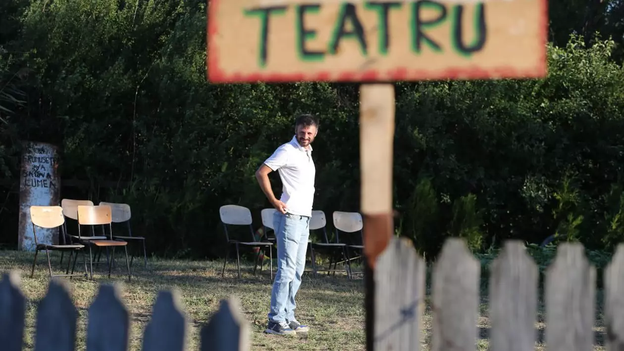 VIDEO | Un tânăr regizor face educaţie pentru copii într-un oraş fără buget pentru cultură: “În Făurei, poţi merge la fotbal, la Bănel, sau poţi veni la teatru. Altă alegere nu ai”