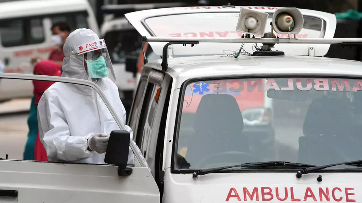 O tânără din India, cu COVID, violată de paramedic în ambulanță FOTO: EPA-EFE/STR