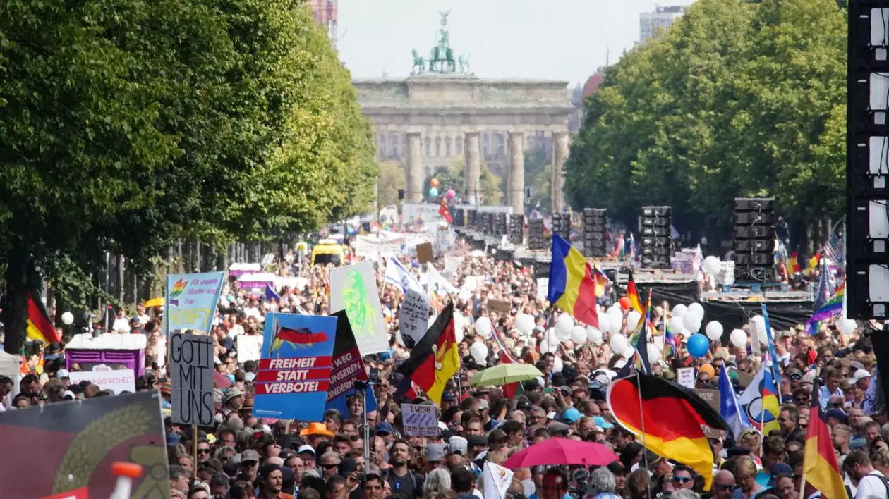 Manifestații împotriva restricțiilor COVID, organizate de extremiștii de dreapta, au avut loc și în Germania, weekendul trecut FOTO: EPA
