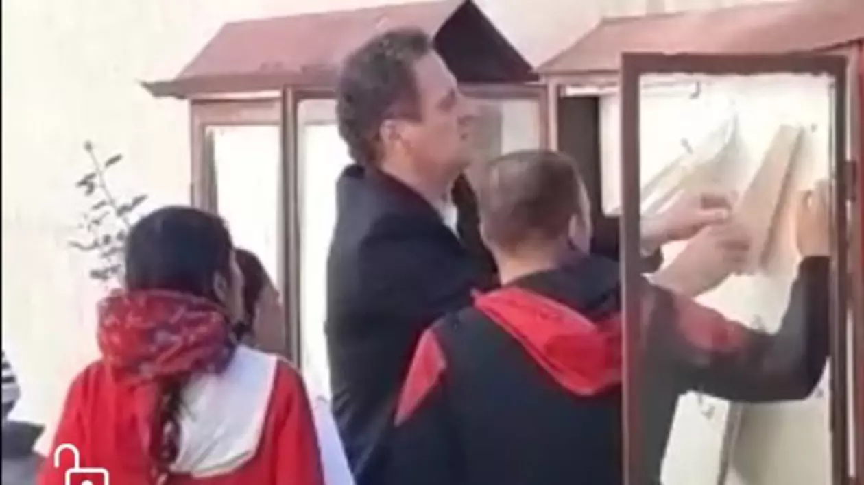 Video. Un primar din Sibiu a fost filmat în timp ce arăta unui grup de alegători cum să voteze