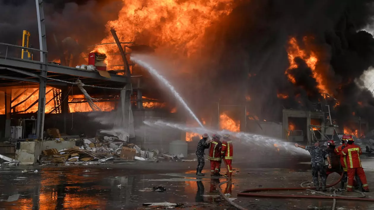 Incendiu de proporții în portul din Beirut, la o lună de la explozia care s-a soldat cu 190 de morți