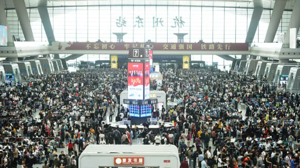 VIDEO | 637 de milioane de turiști în China, în vacanța de Ziua Națională. Furnicar în gări și la Marele Zid, în plină pandemie de COVID
