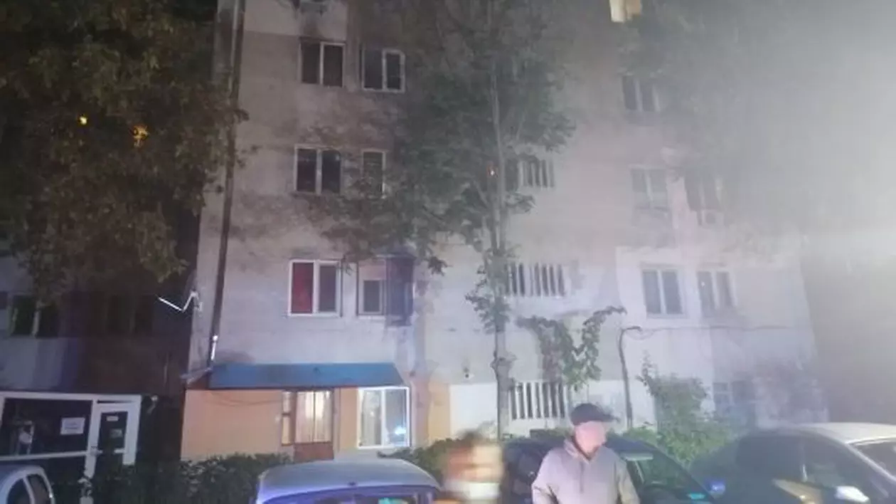 Trei copii și un bătrân au ajuns la spital, după ce într-un bloc din Giurgiu a izbucnit un incendiu. Focul ar fi fost pus intenționat
