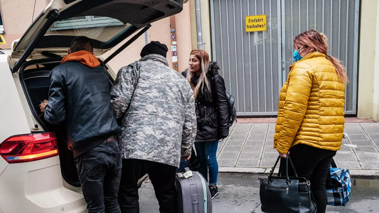Câmpurile din Germania sunt pline de muncitori români și de abuzuri. “Vedem exact cât de perfid e sistemul”