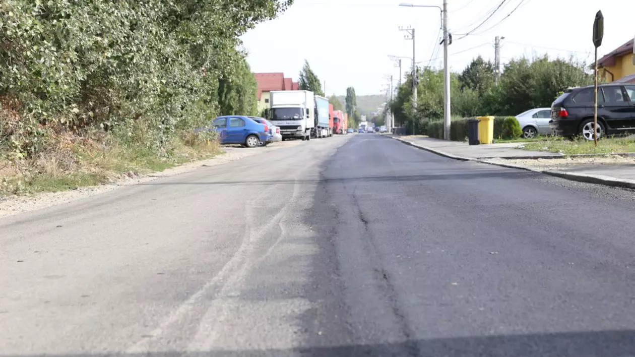 Culmea asfaltării la Craiova: stradă refăcută doar pe jumătate, de-a lungul graniței dintre oraș și o comună