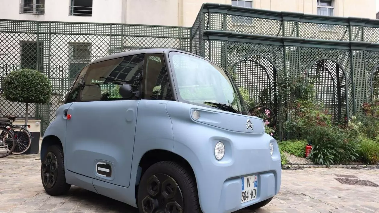 Cea mai mică mașină din lume pe care o poți conduce fără permis. Citroen Ami de culoare cenușie pe o stradă