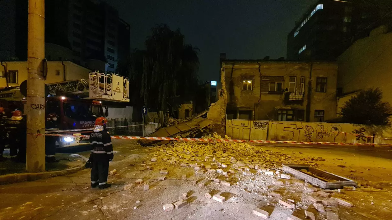 VIDEO | O clădire monument istoric s-a prăbușit în centrul Capitalei. Casa, din secolul al XIX-lea, nu figura cu risc seismic