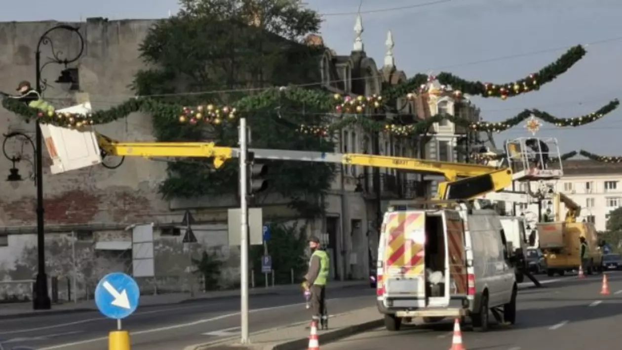 Aflat în scenariul roșu, orașul Craiova montează decorațiunile pentru sărbătorile de iarnă