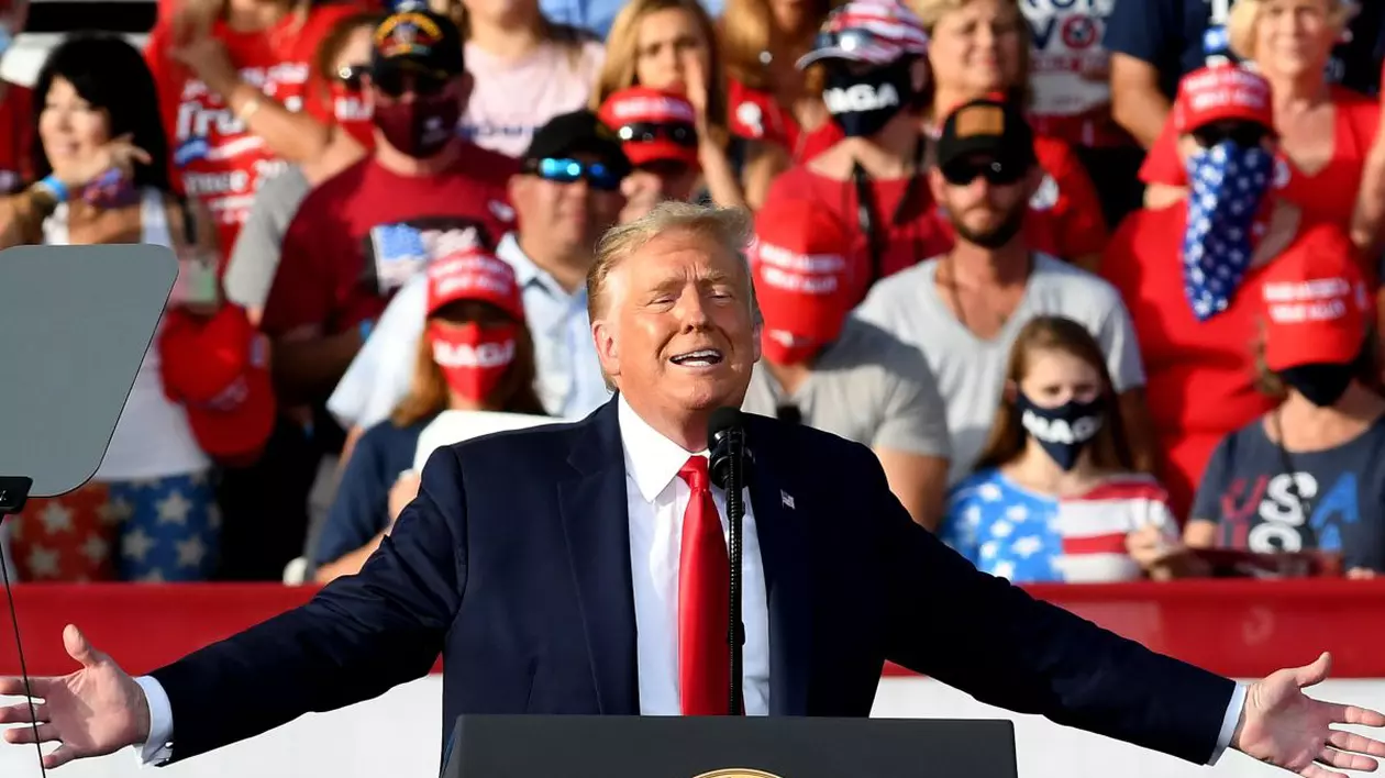 “Femei din suburbii, nu vreți să mă placeți? Vă rog!”. Apelul bizar al lui Trump dezvăluie motivul pentru care poate pierde alegerile