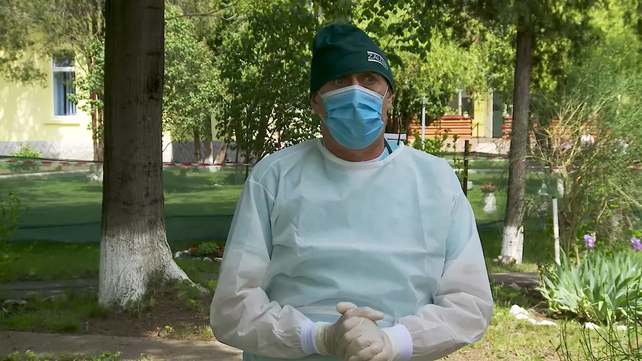 Cum a învins un medic de familie un focar de COVID la un cămin cu zeci de bătrâni: “Îmi era frică să nu mă infectez, pentru că rămânea centrul fără medic”