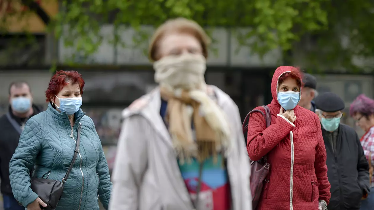 Arafat: Bucureștiul ar putea trece la purtarea obligatorie a măștii în spații deschise, în maximum 48 ore de la depășirea unei rate a infectării de 3 la mie