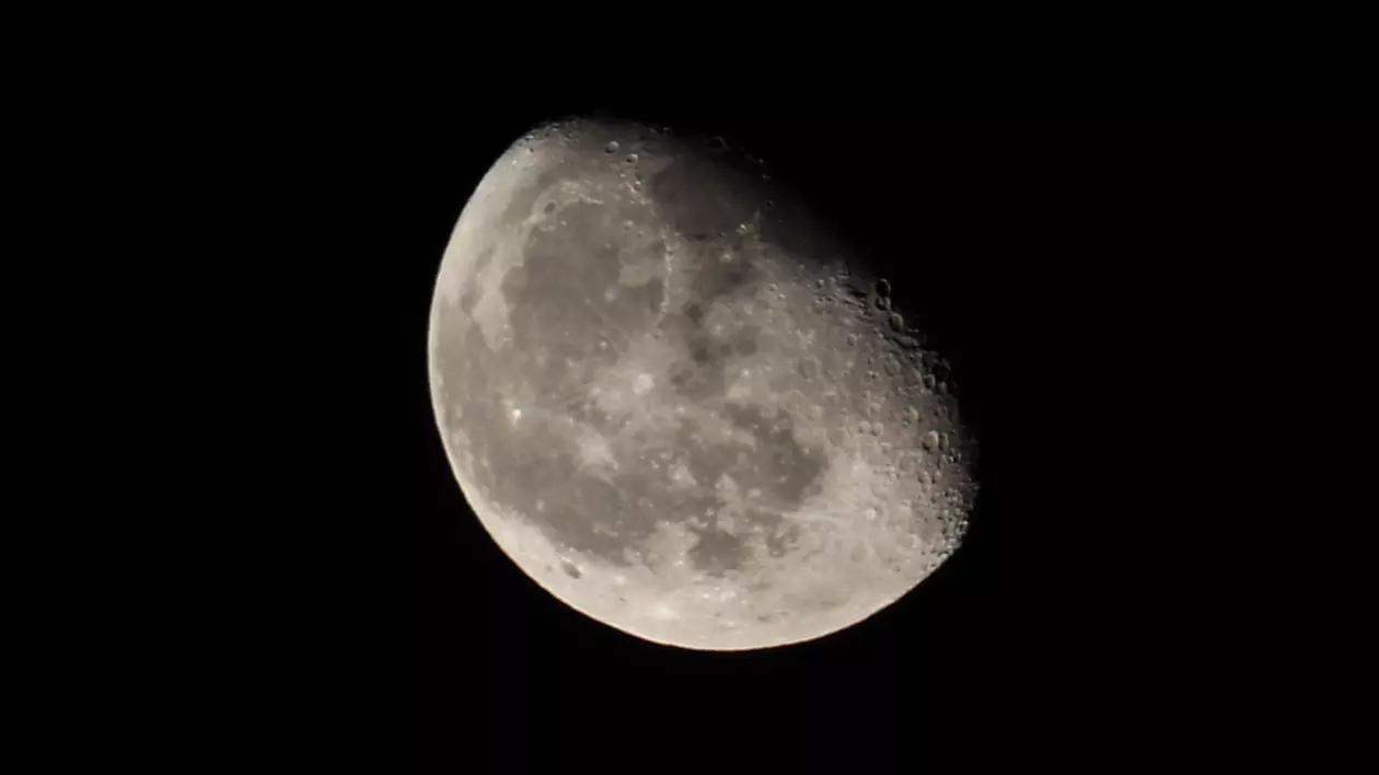 NASA a descoperit că există apă pe fața vizibilă a Lunii