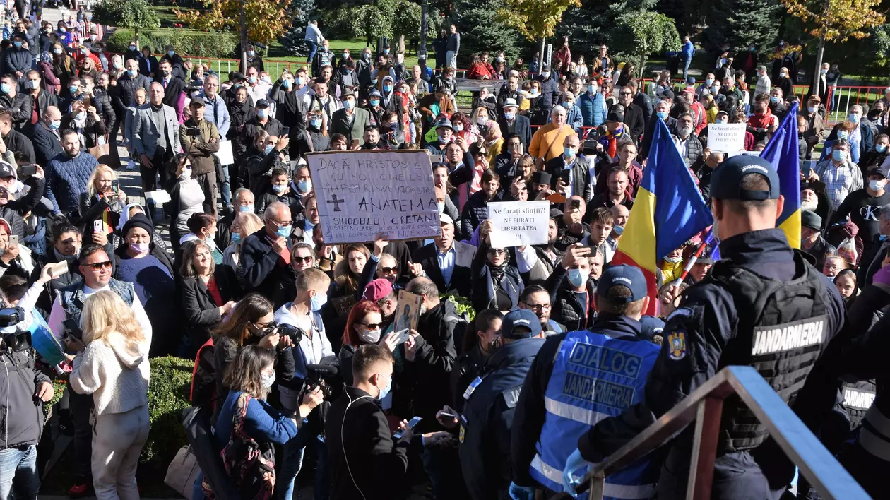 Sfânta Parascheva și COVIDu’ moralist: cei care îi iau peste picior pe pelerinii de la Iași se înghesuiau ei înșiși la Vama Veche sau la cluburile din Olimp