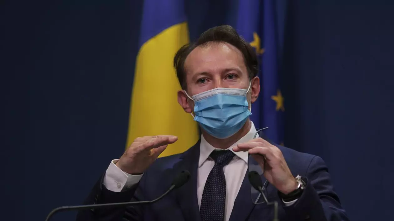 Premierul Florin Cîțu anunță înghețarea salariilor în domeniul bugetar. Florin Cîțu gesticulând