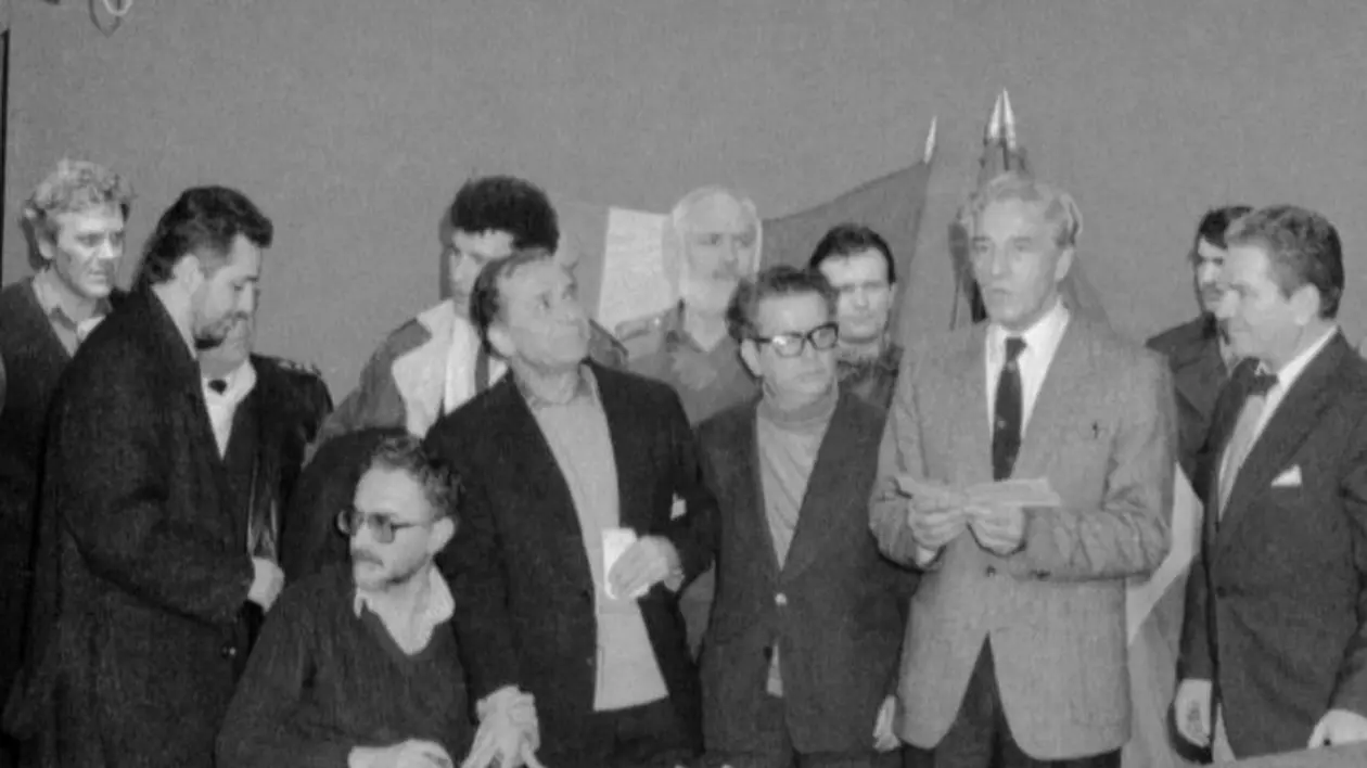 Ion Iliescu si Gelu Voican Voiculescu (in spatele lui), la TVR, in timpul Revolutiei din 1989. Foto: Agerpres