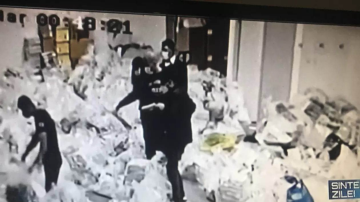 VIDEO | Nou scandal la Sectorul 1. Poliția s-a sesizat, după ce Antena 3 a difuzat imagini cu persoane care umblă la sacii cu voturi