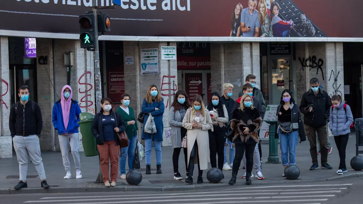 Bucureștiul, în prima zi de restricții din scenariul roșu, cu mască pe stradă. Foto: Libertatea / Vlad Chirea