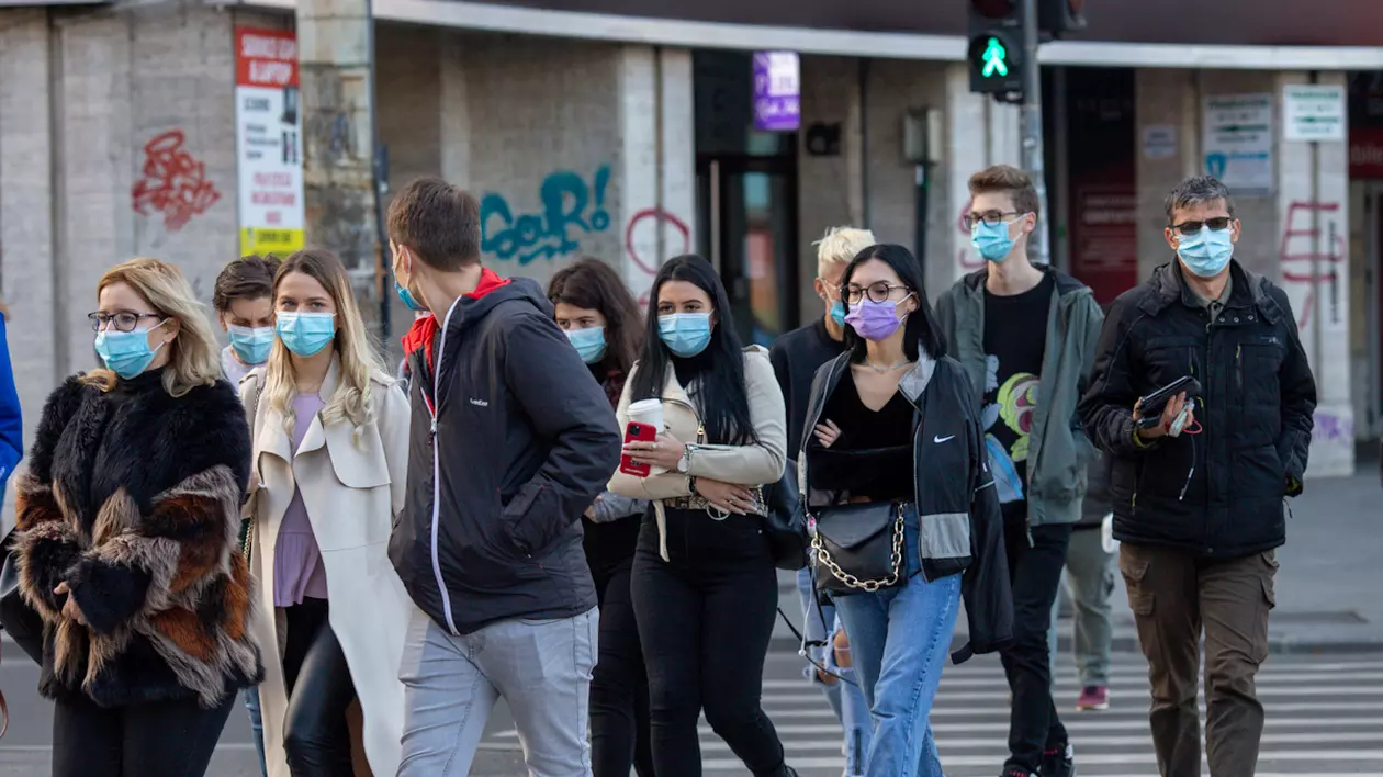 Bucureștiul, în prima zi de restricții din scenariul roșu, cu mască pe stradă. Foto: Libertatea / Vlad Chirea