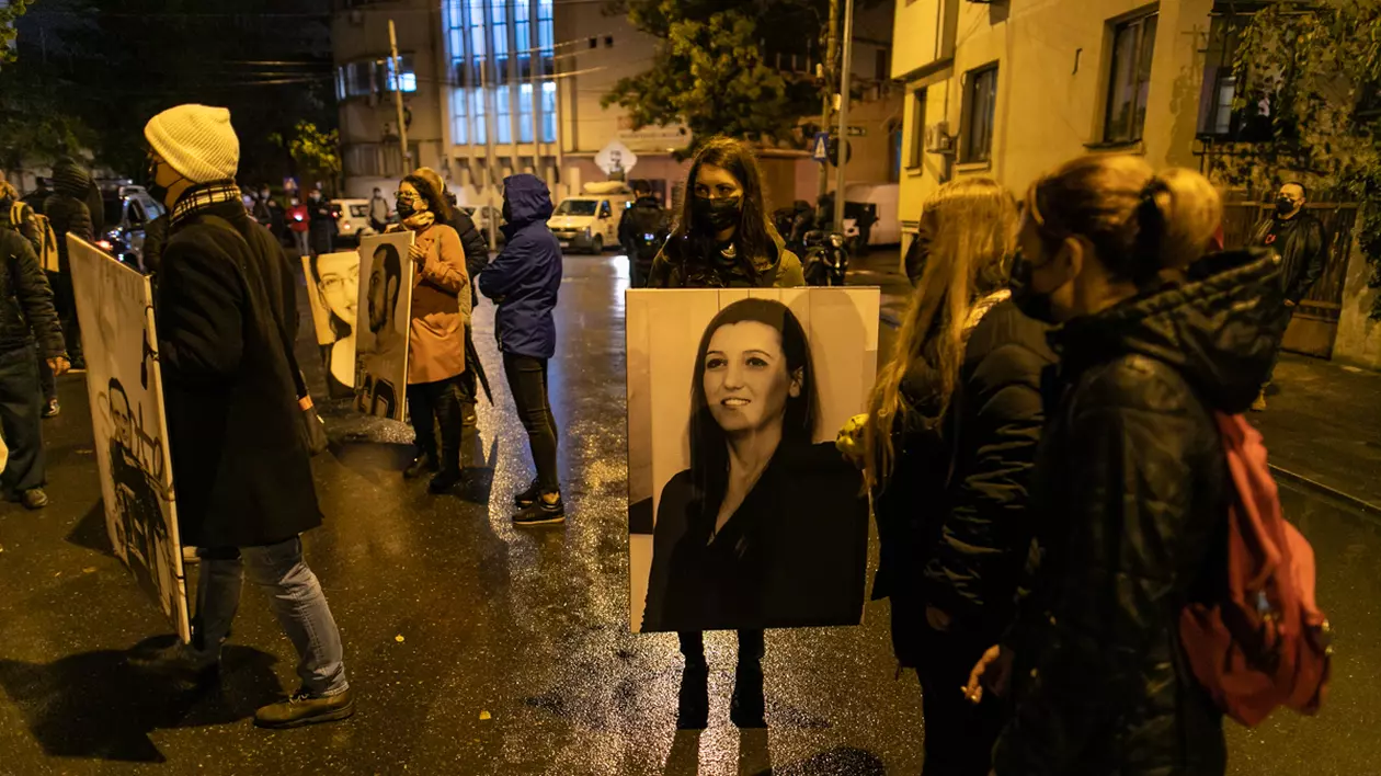 Colectiv 5 ani. Ce spun oamenii care au ieșit pe ploaie la comemorare: ”Statul român este la fel, dar noi, ca societate, suntem mai atenți”