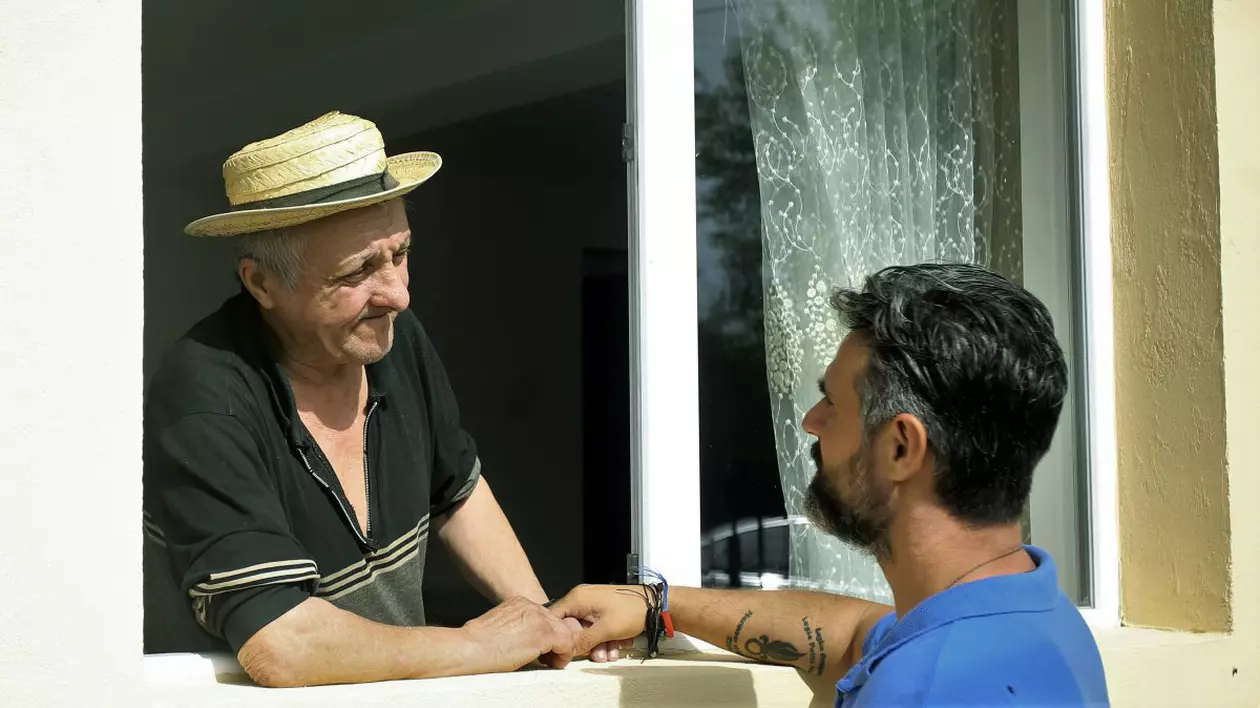 Bunătate cu repetiție! După “micile prințese din hambar”, Asociaţia Marius şi prietenii i-a construit o casă unui bărbat invalid din Bolovani: Viaţă pentru nea Gheorghe