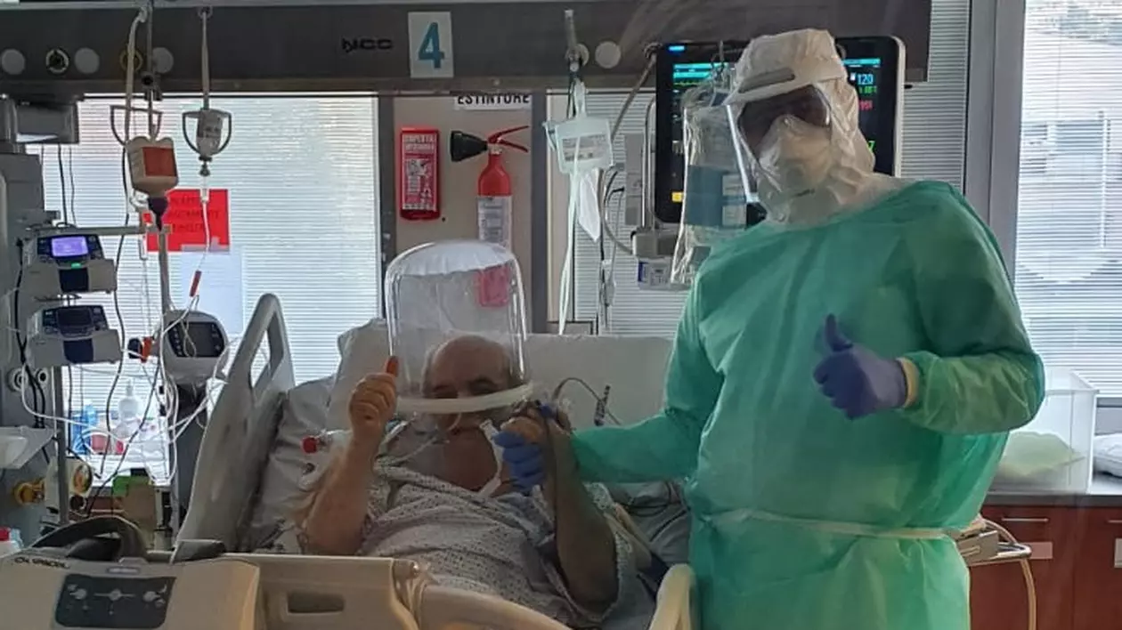 Un medic ATI din Cluj îi îngrijește pe bolnavii de COVID-19 aplicând ce a învățat în Italia. Rata de supraviețuire din secția lui e printre cele mai mari din țară
