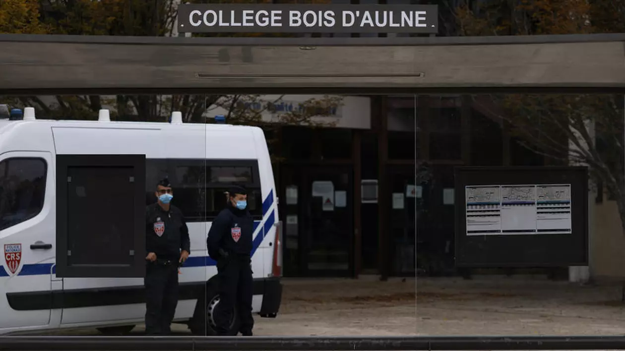 Teroristul care l-a decapitat pe profesorul francez le-a cerut elevilor săi să-l identifice. Noi detalii în atacul care a șocat Franța