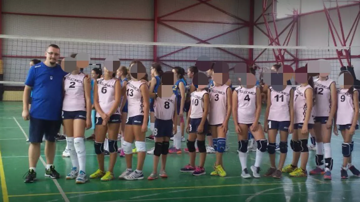 Antrenor de volei din Constanța, acuzat de pornografie infantilă și șantaj la adresa jucătoarelor sale minore. Clubul: “N-avea contract cu noi... Ba a avut!”