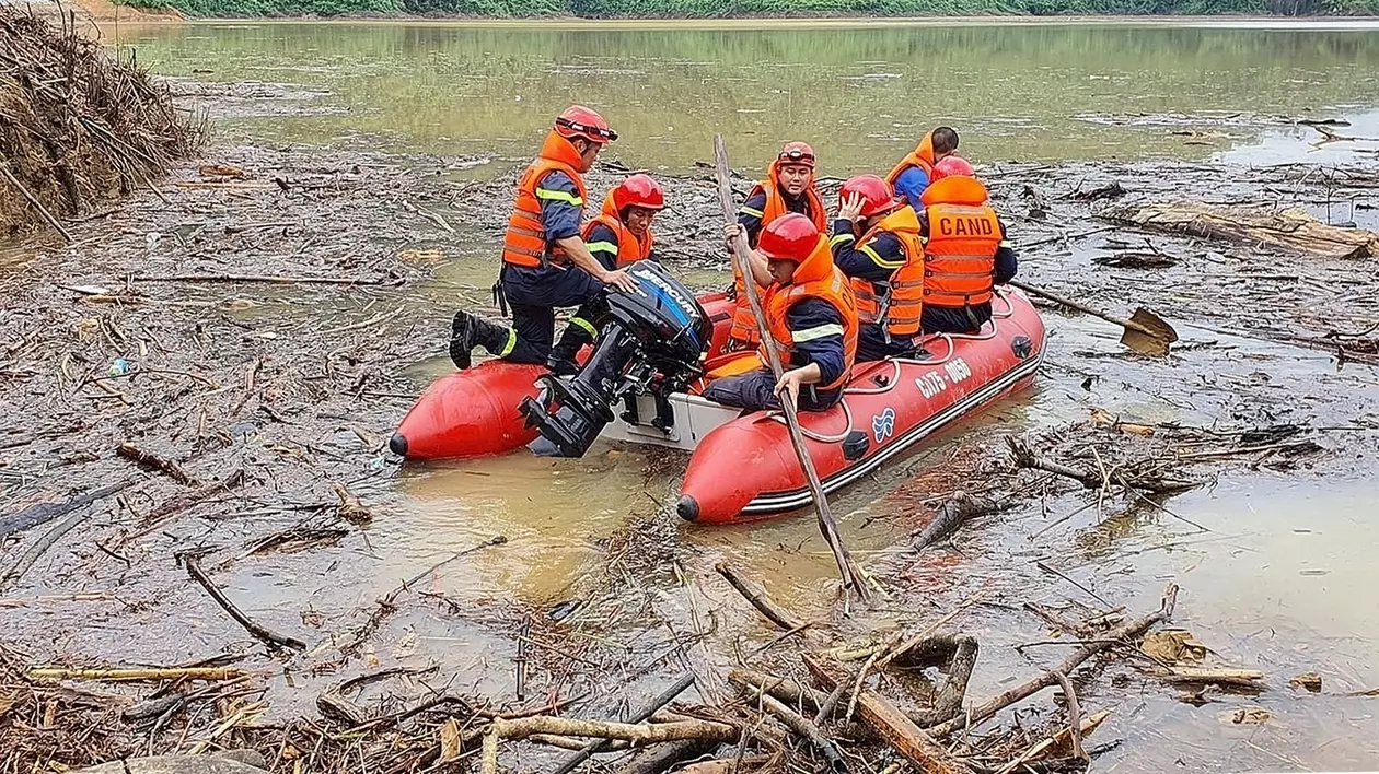 Autorităţile din Vietnam au găsit trupurile neînsufleţite a 12 salvatori îngropaţi de o alunecare de teren. Bilanţul victimelor în urma furtunilor a crescut la 49