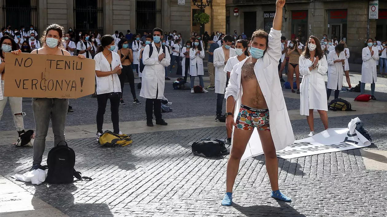 VIDEO | Medicii rezidenții din Barcelona au protestat în lenjerie intimă în stradă. Care sunt nemulțumirile