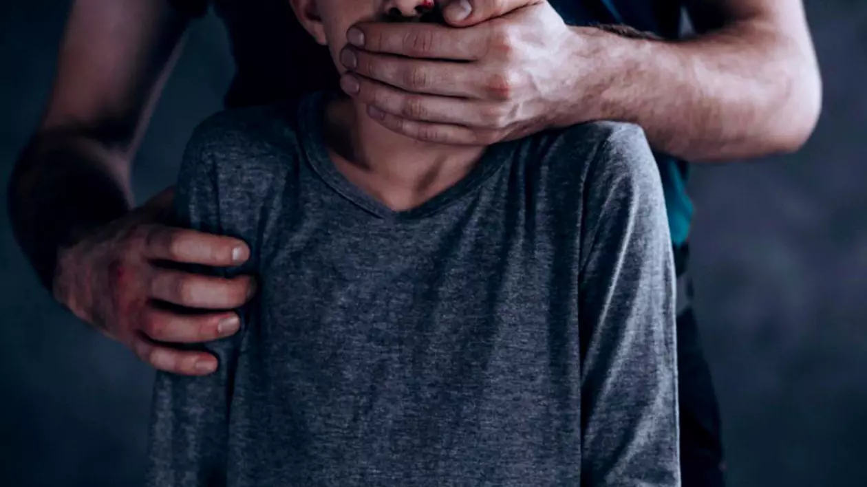 Cresc pedepsele pentru agresorii sexuali de copii: nu mai scapă de închisoarea cu executare. Legea, promulgată de Iohannis