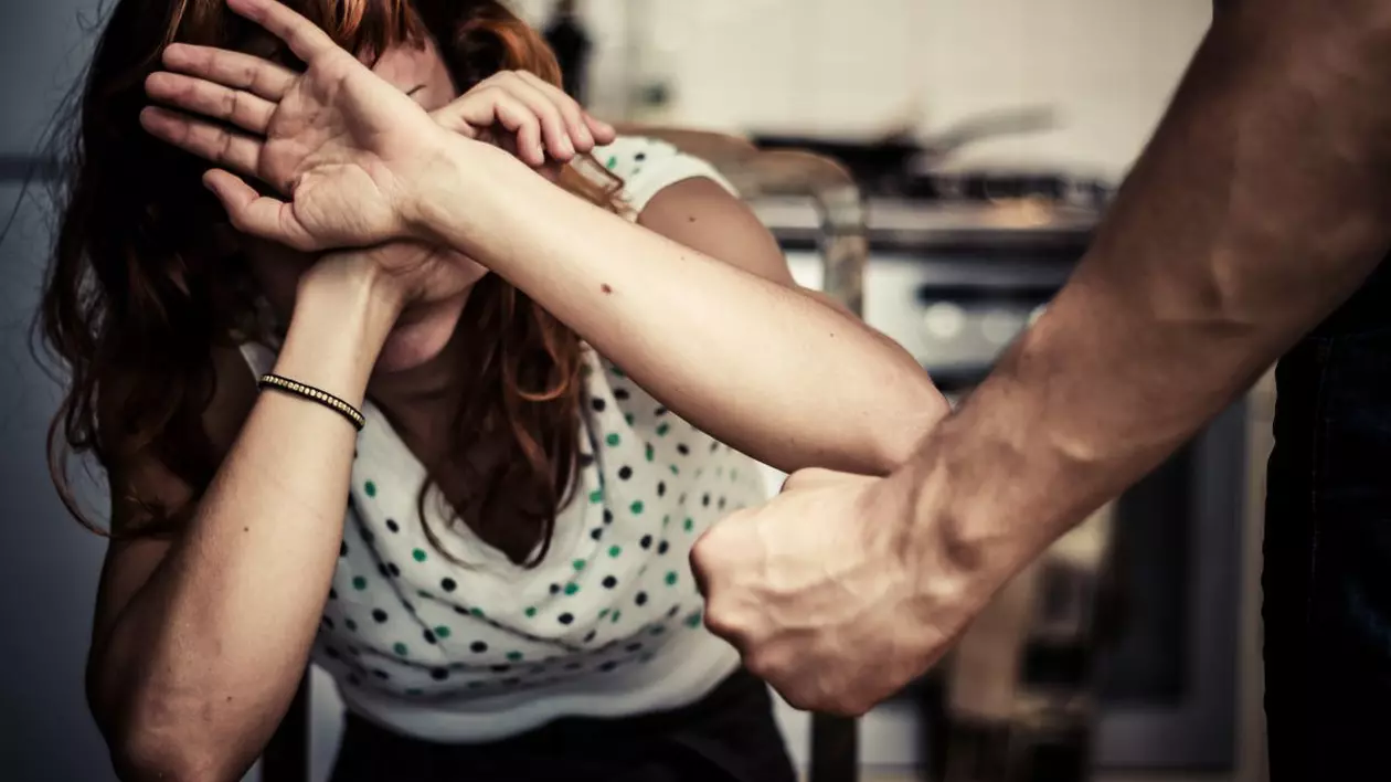 IN A RELATIONSHIP | COVID și pandemia de violență domestică: “De ce să accepți să te strivească zilnic cineva?”