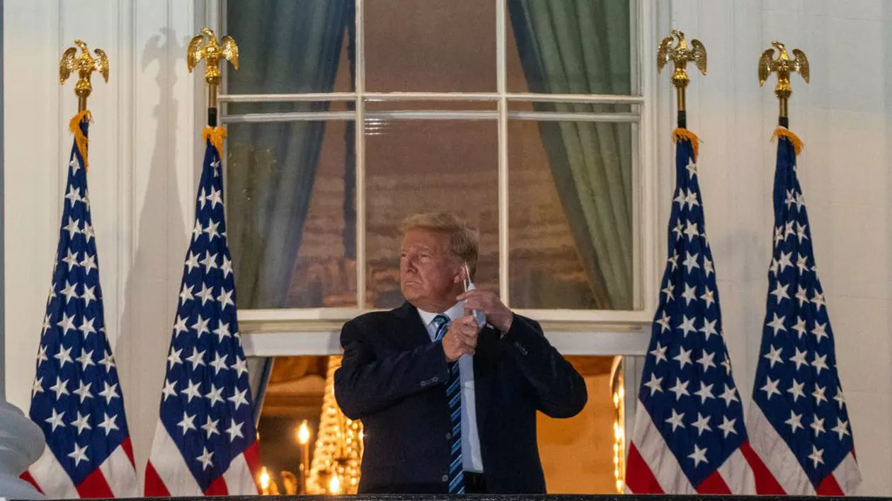 VIDEO | Donald Trump și-a dat masca jos pentru poze, la sosirea la Casa Albă, deși este încă bolnav de Covid-19